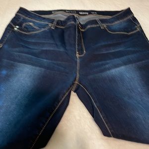 Ladies Avenue 18 dark denim petite skinny jeans.